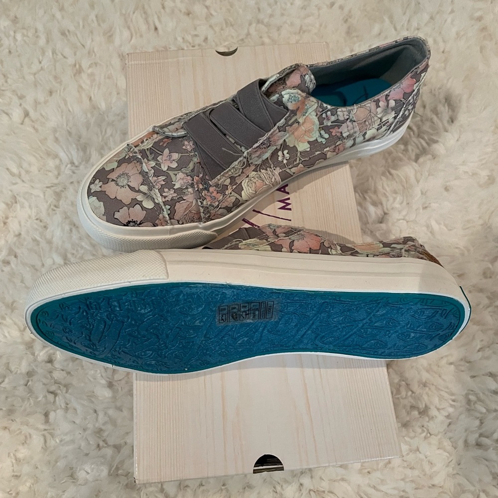 Cute size 7 slip on floral print sneaker